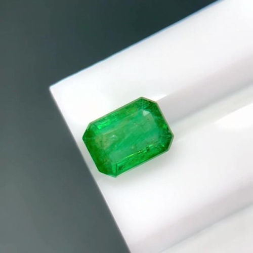Natural Vivid Green Emerald - 1.61ct, Emerald cut